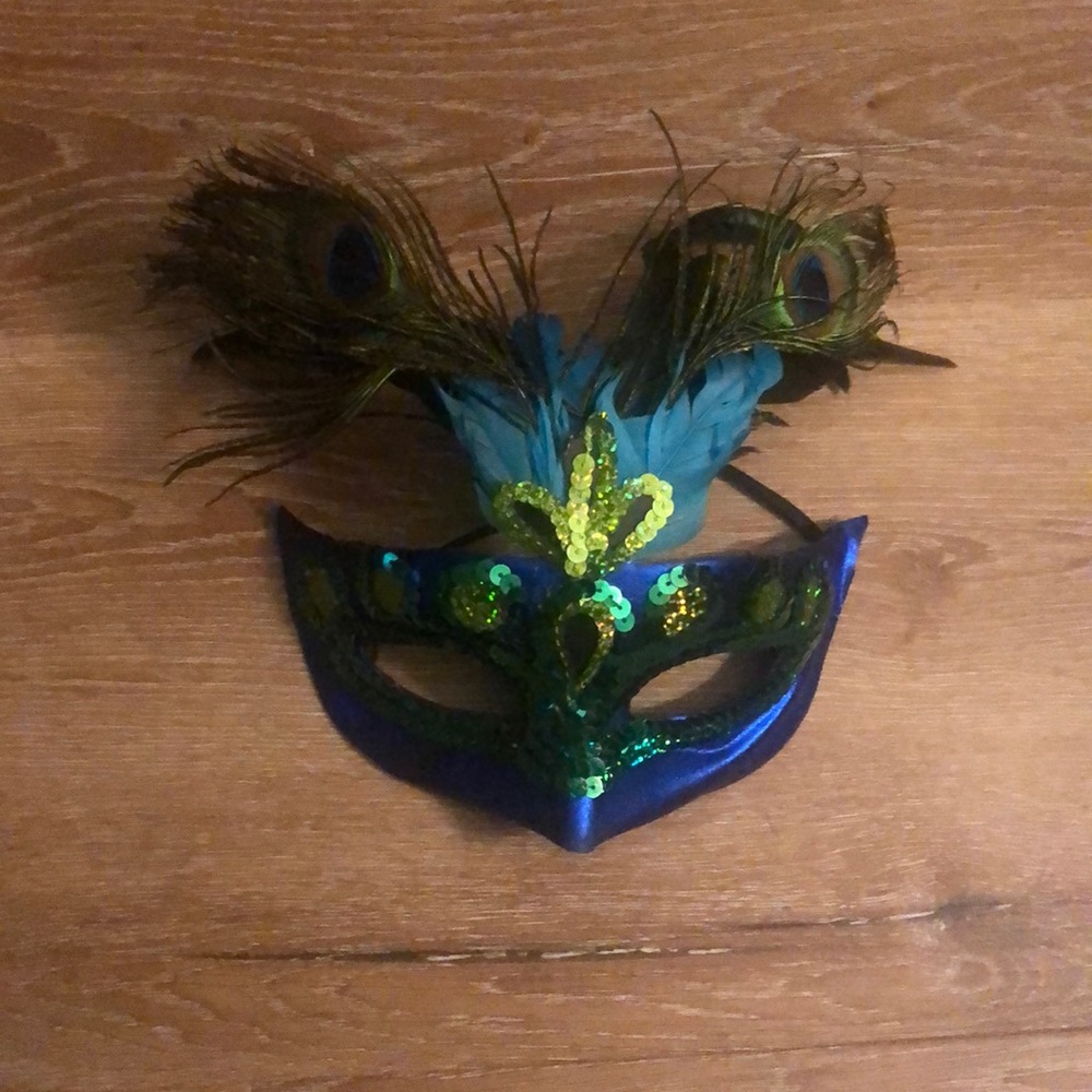 Feather mask